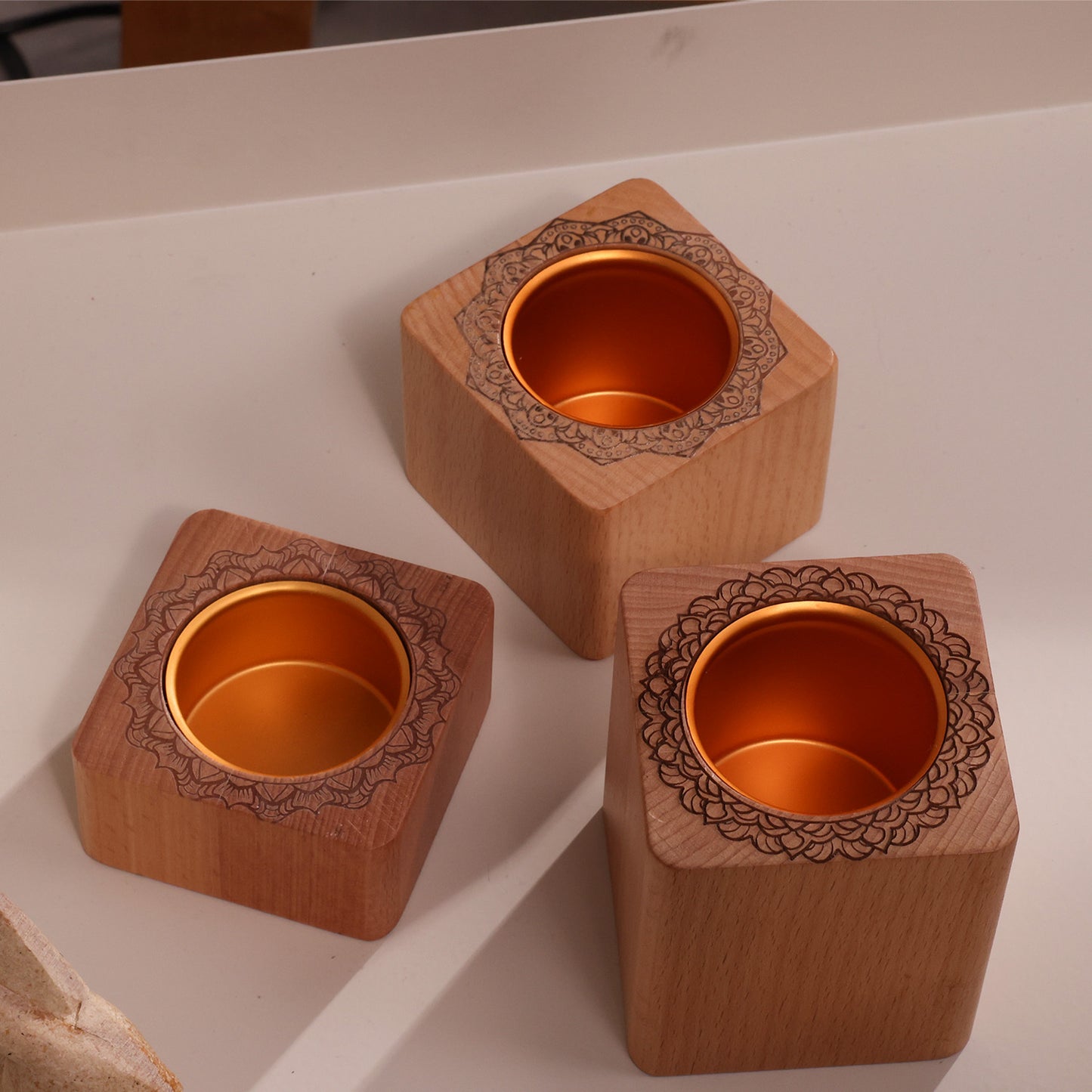 Flower shadow candle holder